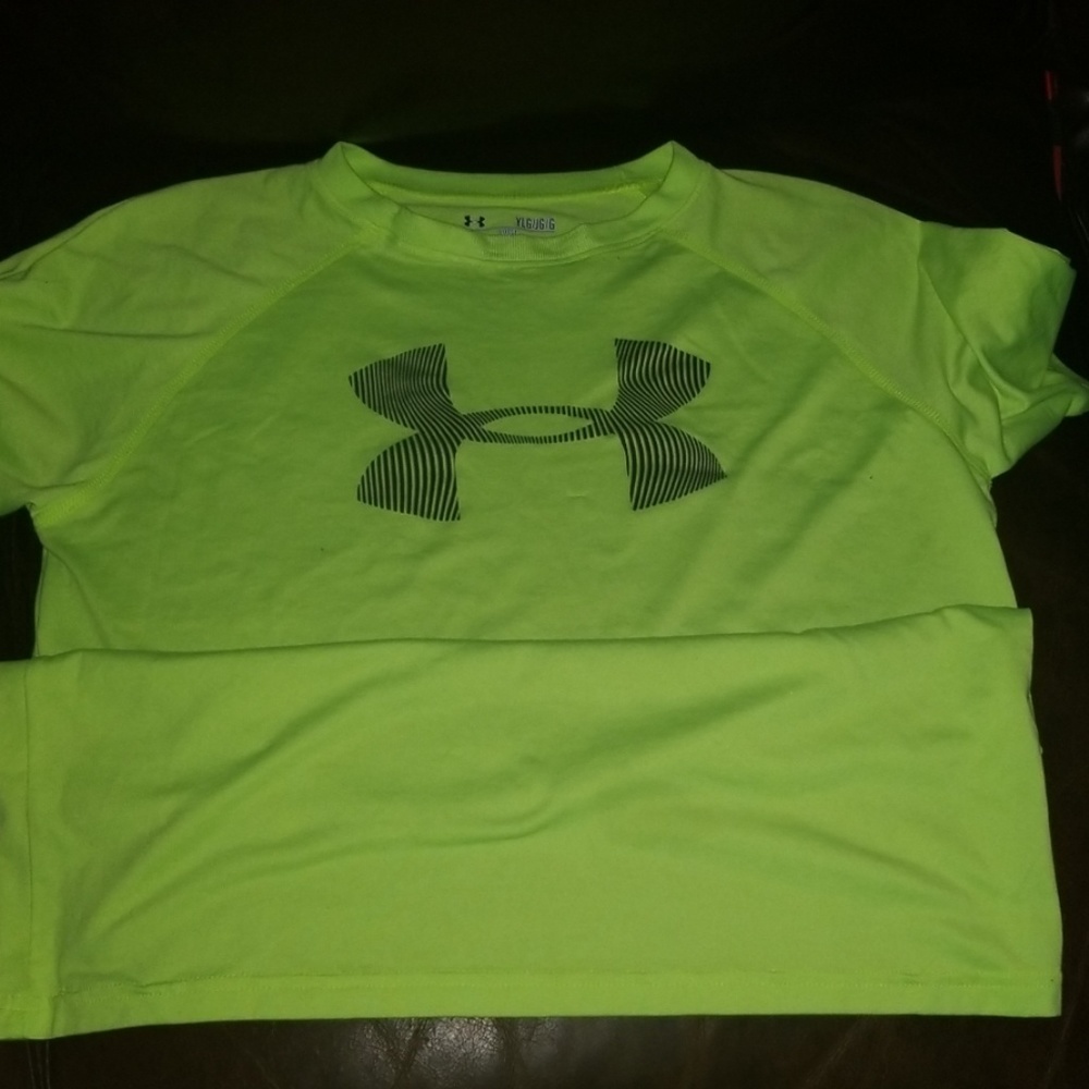 Boys Youth Under Armour Large Tshirt